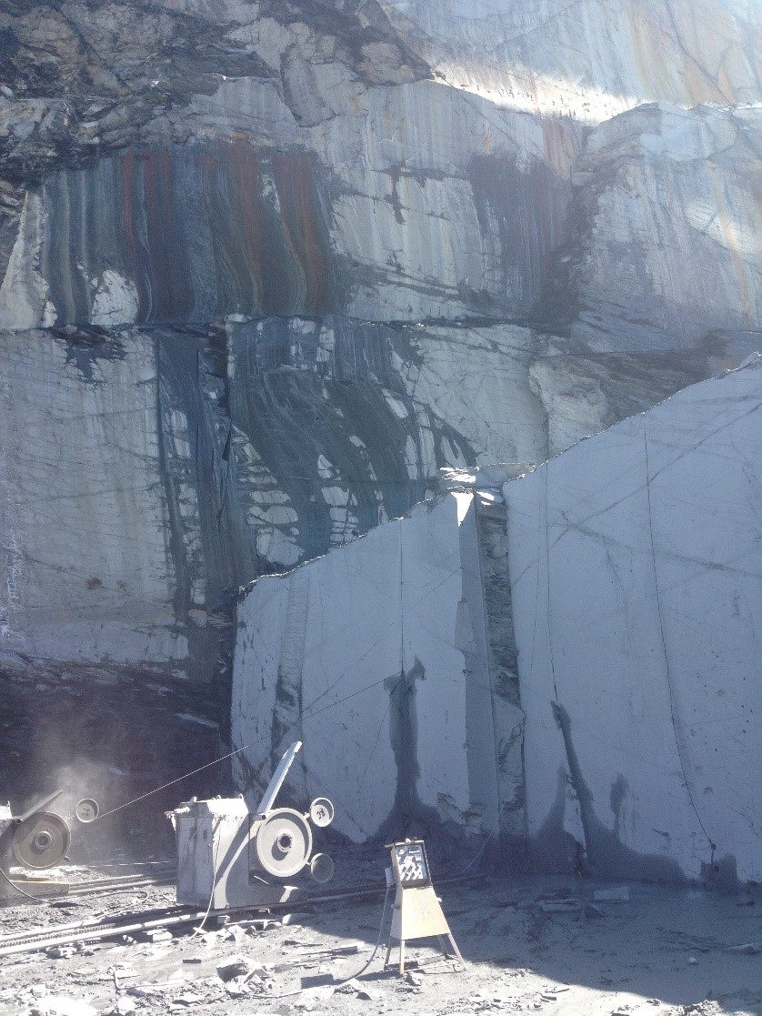 Wire cutting in the Samaca Q53 quarry.